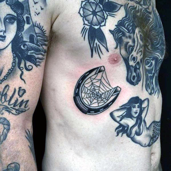60 Traditionelle Hufeisen Tattoo-Designs für Männer - Old School-Ideen  