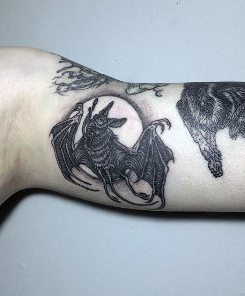 50 Fledermaus Tattoo Designs für Männer - Manly Nocturnal Design-Ideen  