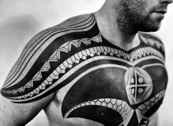50 Tribal Brust Tattoos für Männer - Maskulin Design-Ideen  
