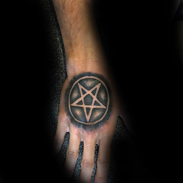 50 Pentagramm Tattoo-Designs für Männer - fünf Spitzen Star Ideen  