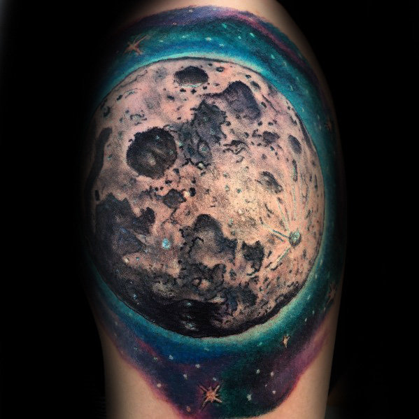 30 realistische Mond Tattoo Designs für Männer - Astronomische Ideen  