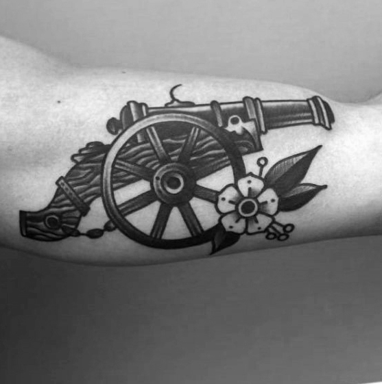40 Cannon Tattoo Designs für Männer - Explosive Ink Ideen  