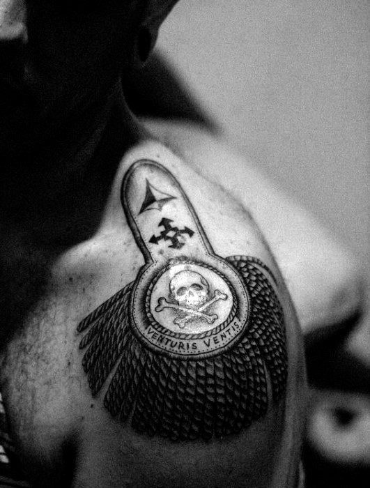40 Epaulette Tattoo Designs für Männer - Zierschultertinte Ideen  