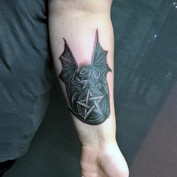 50 Pentagramm Tattoo-Designs für Männer - fünf Spitzen Star Ideen  