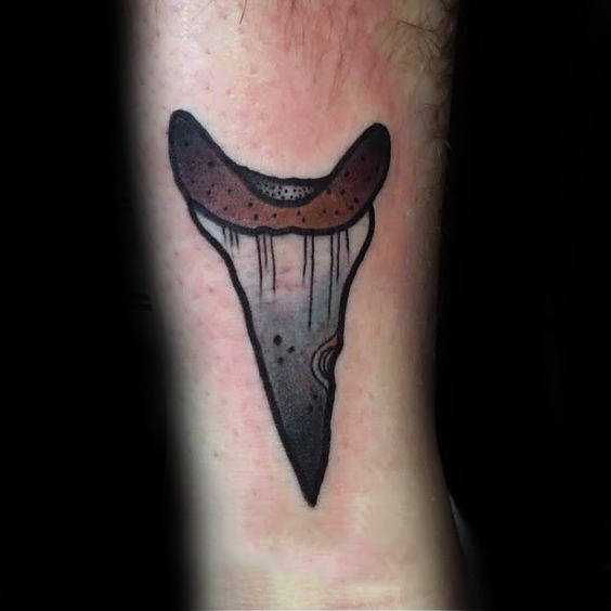 40 Shark Tooth Tattoo-Designs für Männer - König der Wasser  
