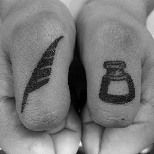50 Federkiel Tattoo Designs für Männer - Feather Pen Ink Ideen  