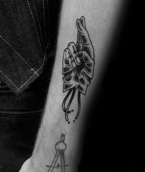 50 Finger gekreuzte Tattoo-Designs für Männer - Hand-Gesten-Tinte-Ideen  