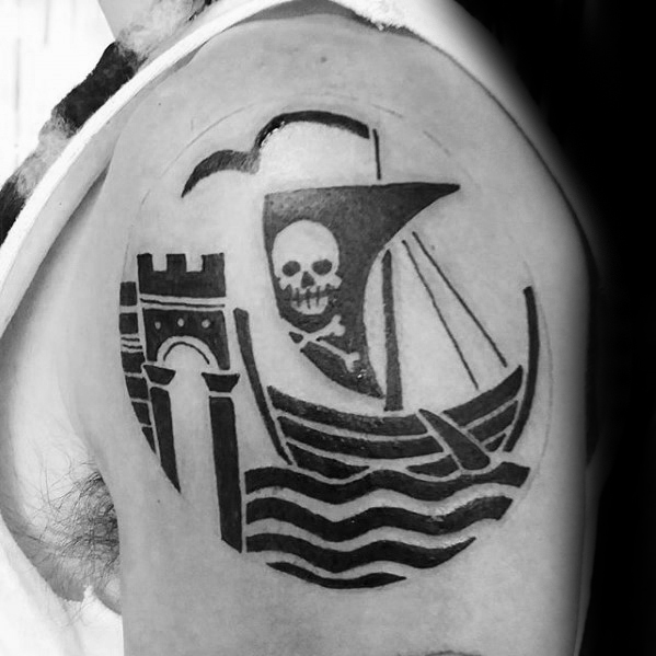 40 Piraten Flagge Tattoo-Designs für Männer - Jolly Roger Ink Ideen  