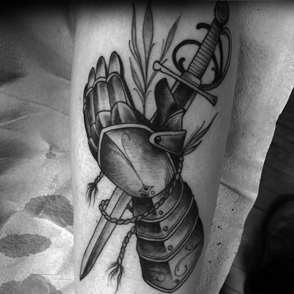 40 Gauntlet Tattoo Designs für Männer - Armored Glove Ink Ideen  