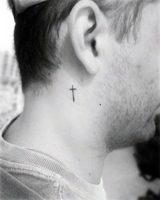 40 kleine Hals Tattoos für Männer - Masculine Ink Design-Ideen  