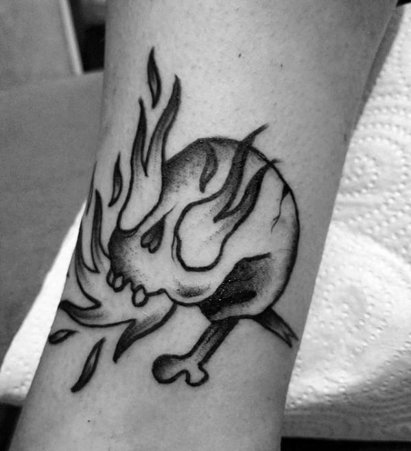 50 flammende Schädel Tattoos für Männer - lodernde Knochen Design-Ideen  