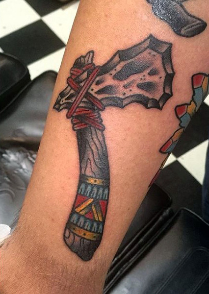 70 Tomahawk Tattoo Designs für Männer - American Indian Axe Ideen  
