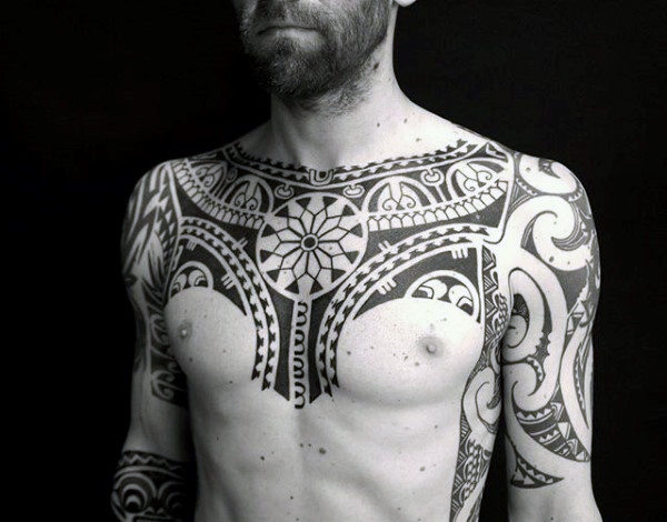 50 polynesische Brust Tattoo Designs für Männer - Stammes-Ideen  