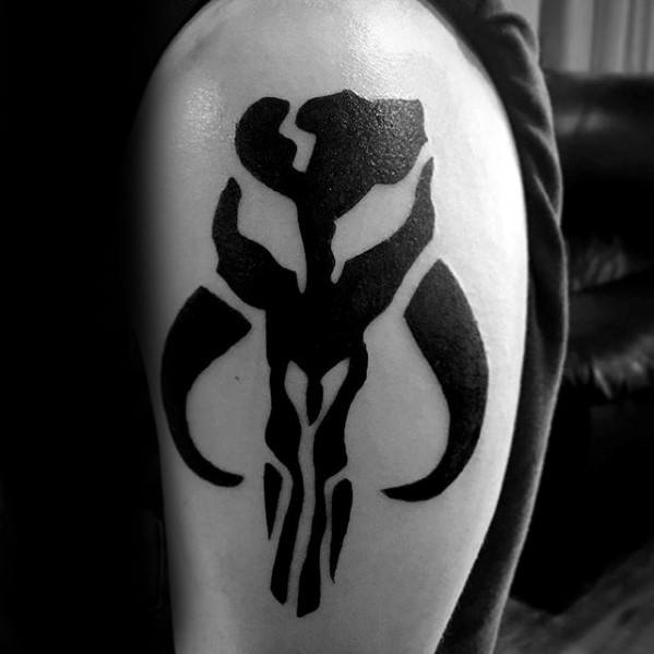 40 Mandalorian Tattoo Designs für Männer - Star Wars Ink Ideen  