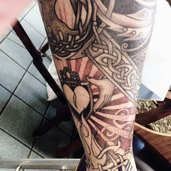 50 Claddagh Tattoo Designs für Männer - Irish Icon Ink Ideen  