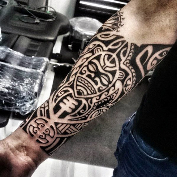 40 polynesischen Unterarm Tattoo-Designs für Männer - männliche Stammes-Ideen  