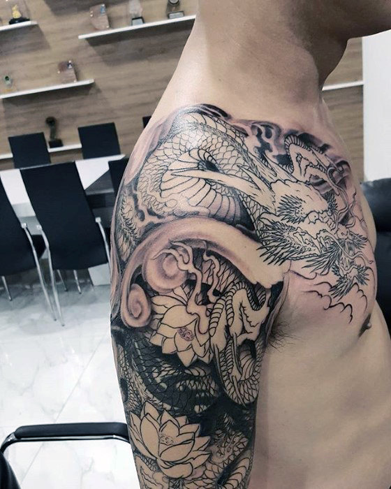 40 Drachen Schulter Tattoo Designs für Männer - Manly Ink Ideen  