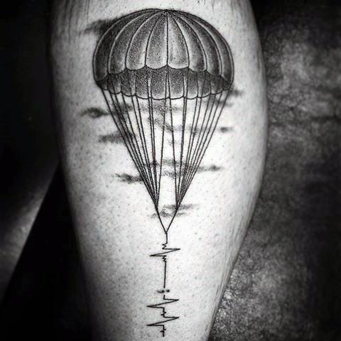 30 Fallschirm Tattoo Designs für Männer - Sky Diving Ink Ideen  