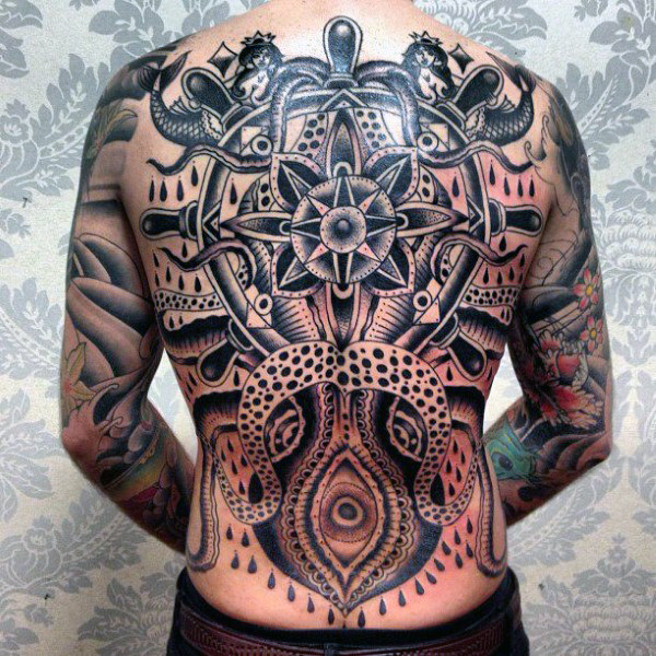 50 traditionelle Back Tattoo Design-Ideen für Männer - Old School Pieces  