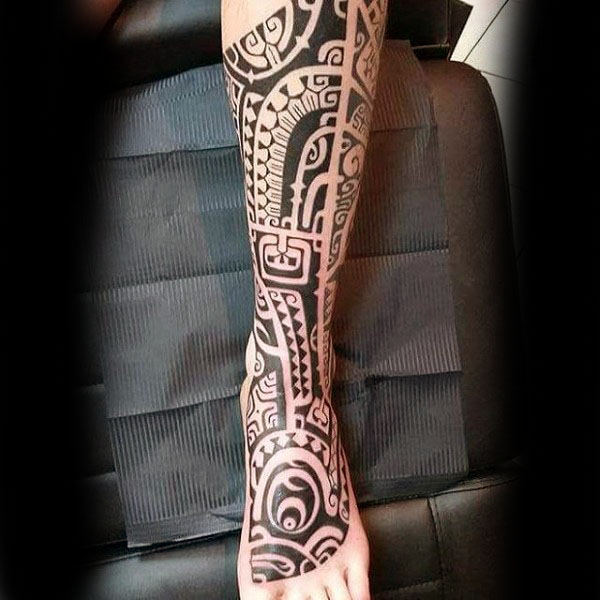 60 Tribal Leg Tattoos für Männer - Coole kulturelle Design-Ideen  