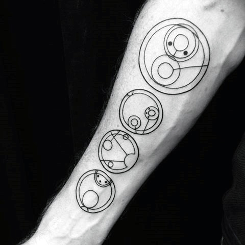 40 Gallifreyan Tattoo Designs für Männer - Doctor Who Ink Ideen  