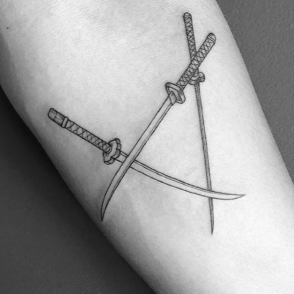 40 Katana Tattoo Designs für Männer - japanische Schwert Tinte Ideen  