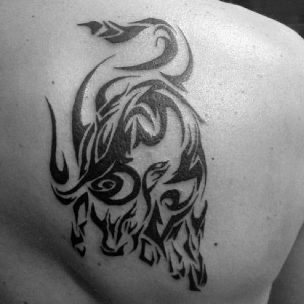 40 Tribal Bull Tattoo Designs für Männer - leistungsstarke Tinte Ideen  