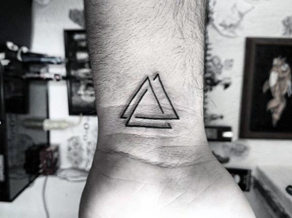 40 kleine minimalistische Tattoos für Männer - ästhetische Tinte Ideen  