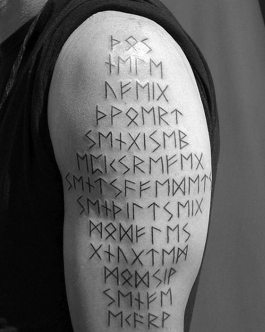 80 Rune Tattoos für Männer - germanische Schriftzug Design-Ideen  