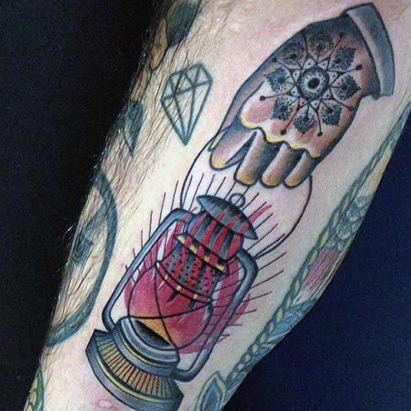 50 traditionelle Laterne Tattoo Designs für Männer - helle Tinte Ideen  