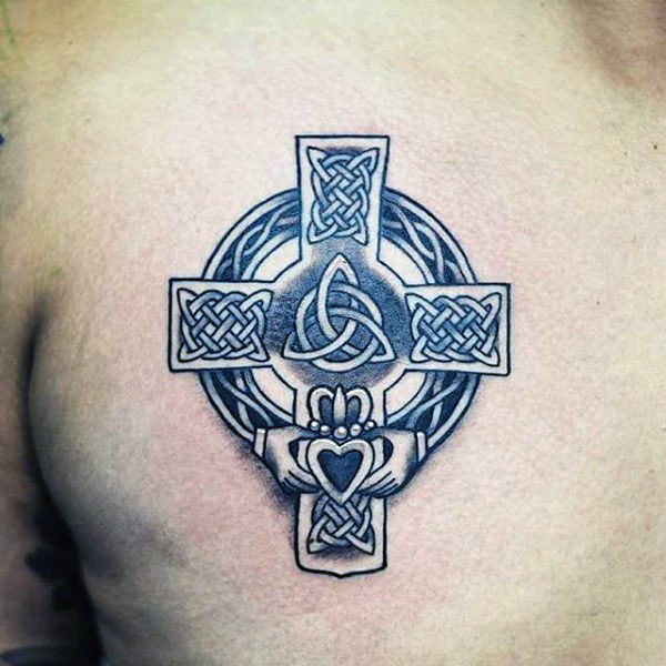 50 Claddagh Tattoo Designs für Männer - Irish Icon Ink Ideen  