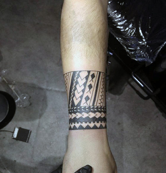 50 Unterarm Band Tattoos für Männer - Maskuline Design-Ideen  