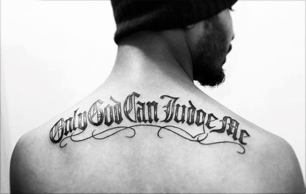 60 nur Gott kann mich beurteilen Tattoo Designs für Männer - zitieren Sie Tinte Ideen  