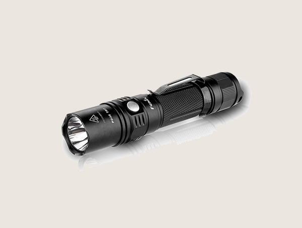 Top 25 beste taktische Taschenlampen für Männer - Robuste Radiance  