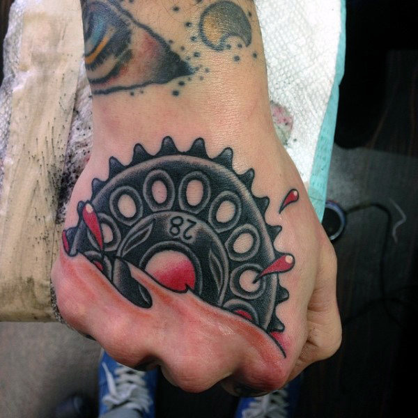 40 Kettenrad Tattoo Designs für Männer - Gear Ink Ideen  