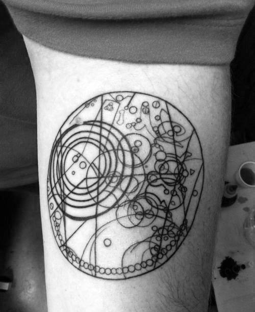 40 Gallifreyan Tattoo Designs für Männer - Doctor Who Ink Ideen  