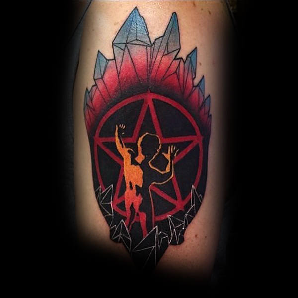 50 Pentagramm Tattoo-Designs für Männer - fünf Spitzen Star Ideen  