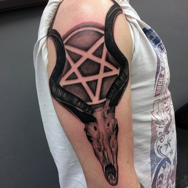 50 Pentagramm Tattoo-Designs für Männer - fünf Spitzen Star Ideen  