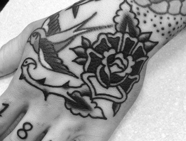Top 15 schmerzhaftesten Orte, um ein Tattoo zu bekommen - wo es am schlimmsten weht  