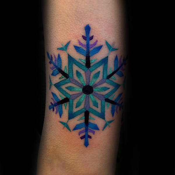 100 Snowflake Tattoo Designs für Männer - Eiskristall-Tinten-Ideen  