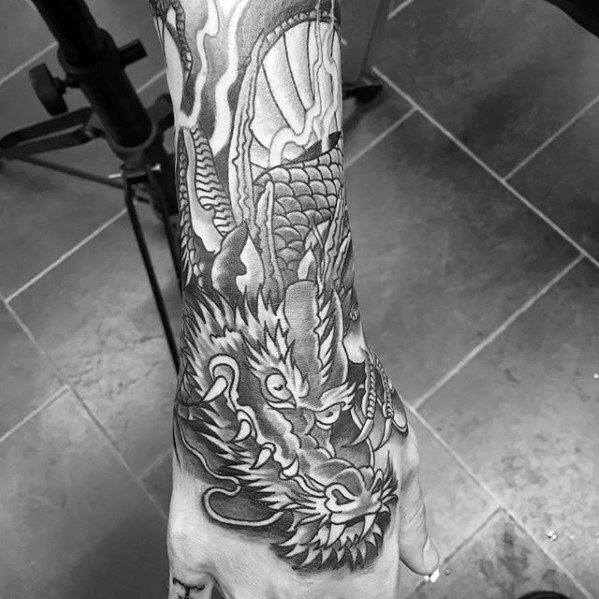 30 Drachen Unterarm Tattoo Designs für Männer - Legendäre Kreatur Tinte Ideen  