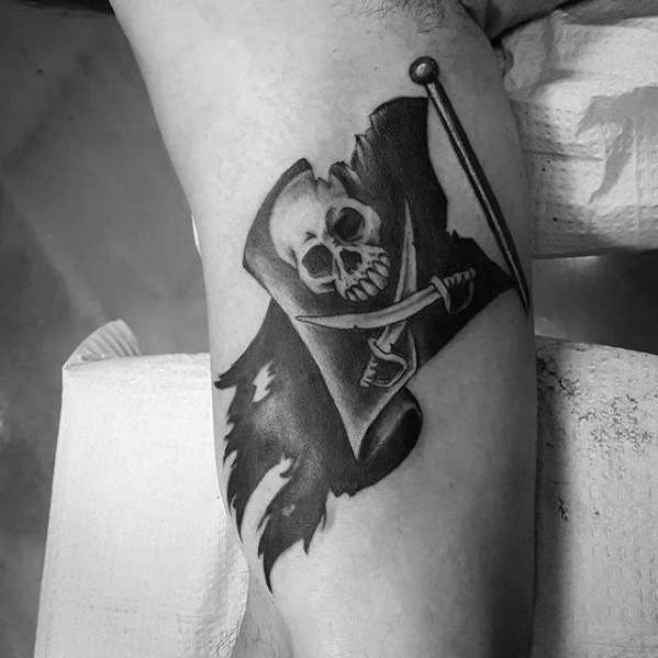 40 Piraten Flagge Tattoo-Designs für Männer - Jolly Roger Ink Ideen  