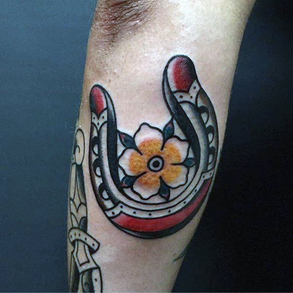60 Hufeisen Tattoo-Designs für Männer - Good Luck Ink Ideen  