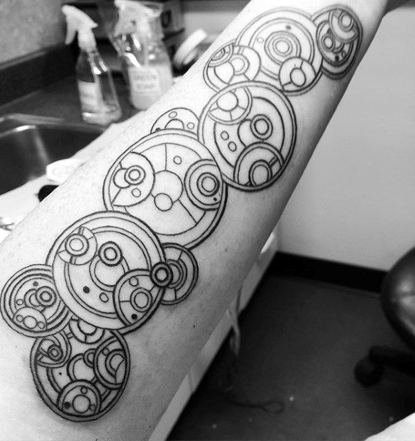 40 Gallifreyan Tattoo Designs für Männer - Doctor Who Ink Ideen  