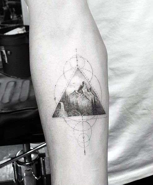 50 geometrische Berg Tattoo Designs für Männer - Geometrie-Tinte Ideen  