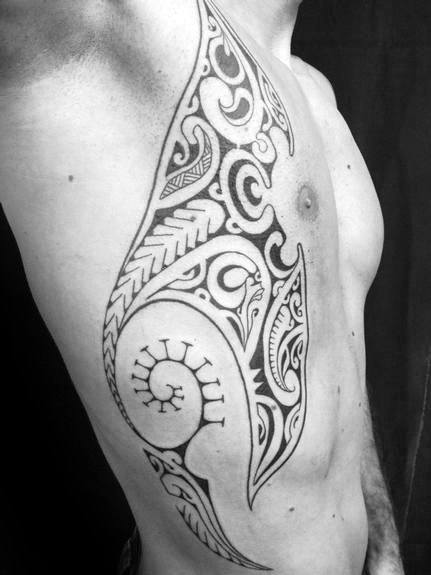 Top 40 besten Tribal Rib Tattoos für Männer - Manly Ink Design-Ideen  