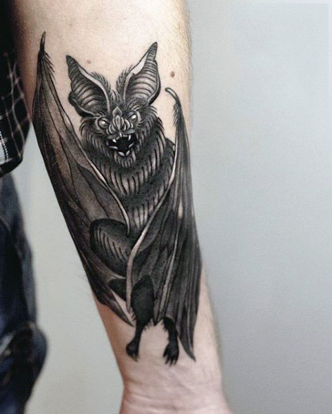 50 Fledermaus Tattoo Designs für Männer - Manly Nocturnal Design-Ideen  