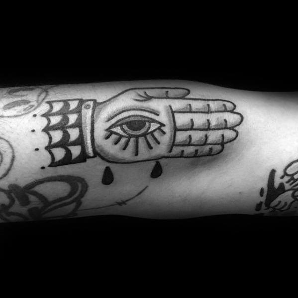 50 einfache traditionelle Tattoos für Männer - Old School Design-Ideen  