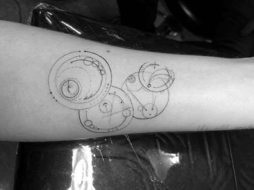 40 Gallifreyan Tattoo Designs für Männer - Doctor Who Ink Ideen  