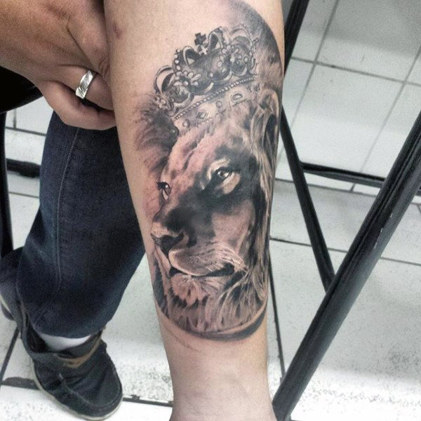 50 Löwen mit Krone Tattoo Designs für Männer - Royal Ink Ideen  